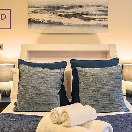 Newly Refurbished Spacious Serviced Apartment For Contractors And Families, Free Wifi & Netflix By Redwood Stays Farnborough  Exterior photo