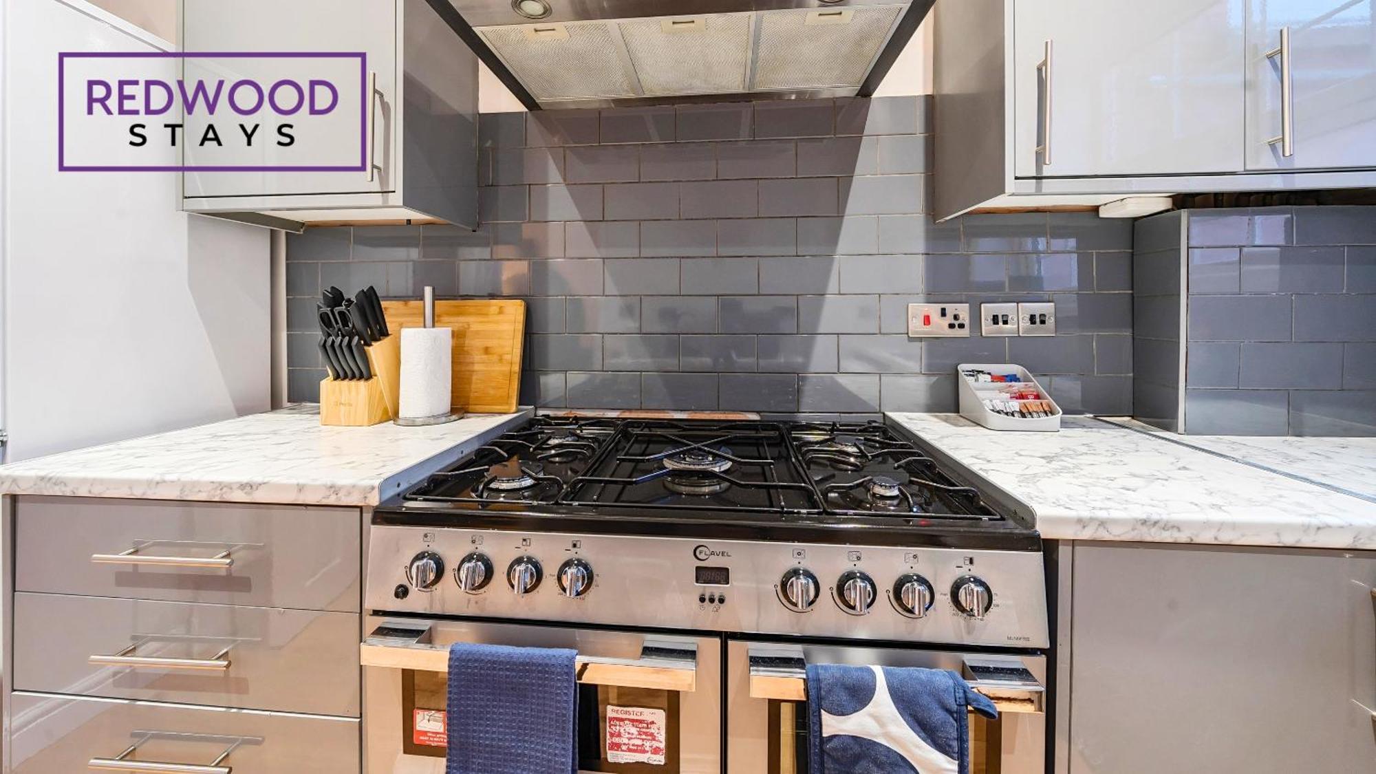 Newly Refurbished Spacious Serviced Apartment For Contractors And Families, Free Wifi & Netflix By Redwood Stays Farnborough  Exterior photo