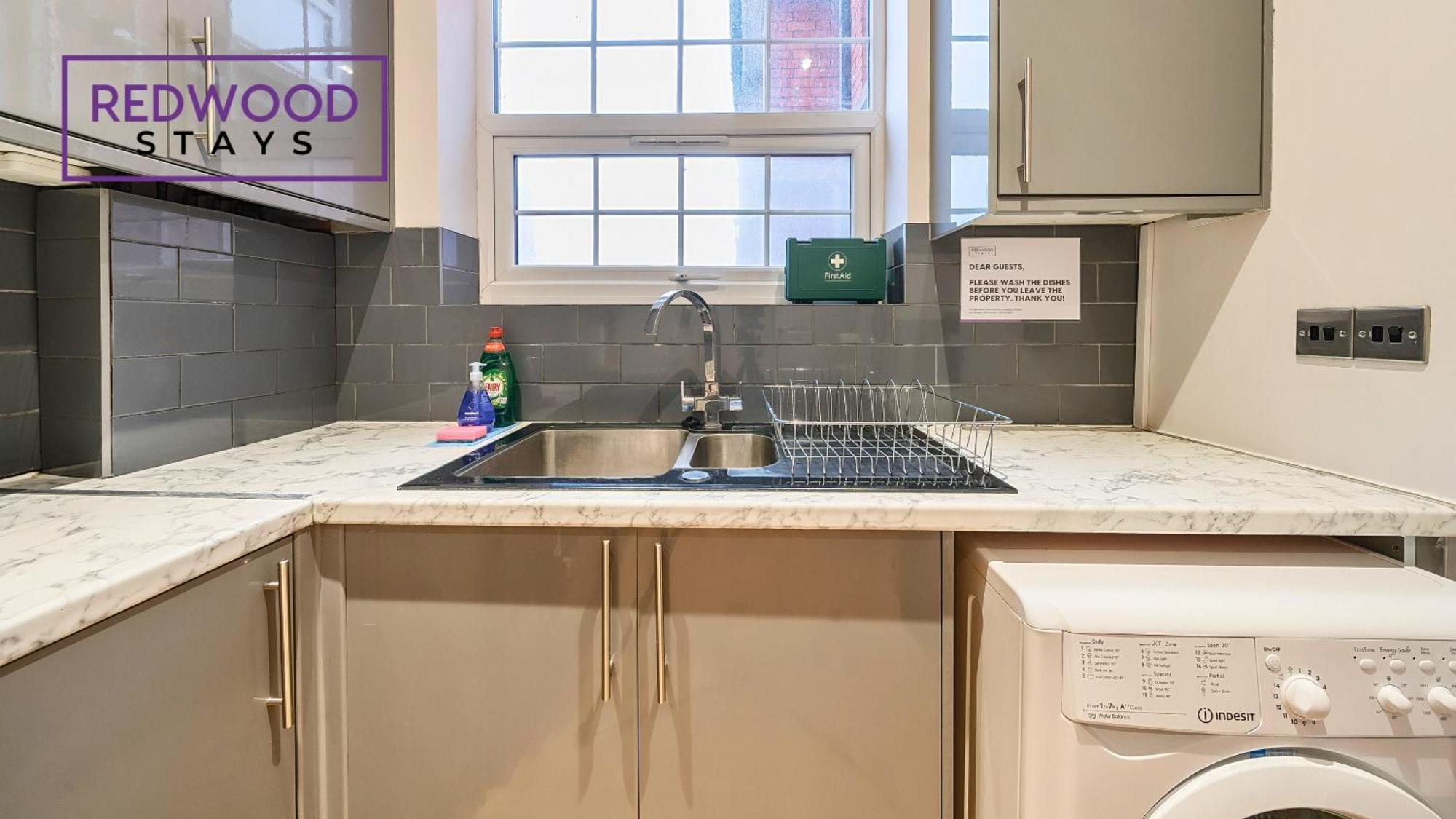 Newly Refurbished Spacious Serviced Apartment For Contractors And Families, Free Wifi & Netflix By Redwood Stays Farnborough  Exterior photo